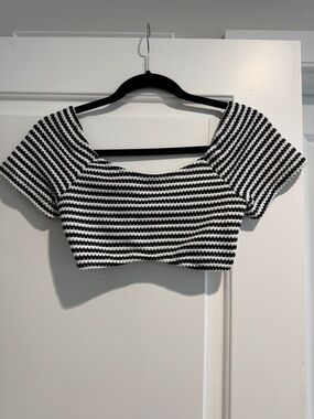 NWOT SHEIN Black & White Striped Cropped Twist Back Top